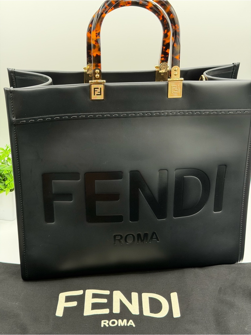 Fendi Sunshine Medium tote bag with strap like New 😍
